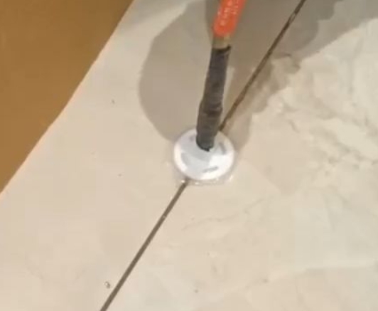 千阳瓷砖空鼓维修公司专业解答瓷砖在铺贴过程中，如果没有涂抹均匀到位的粘结材料（如水泥砂浆或瓷砖胶），可能会导致以下问题