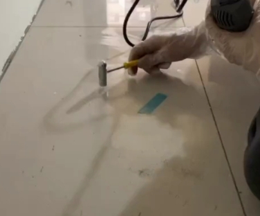 千阳瓷砖开裂维修公司专业分享瓷砖在铺贴前如果没有沥干水分，将会导致以下问题